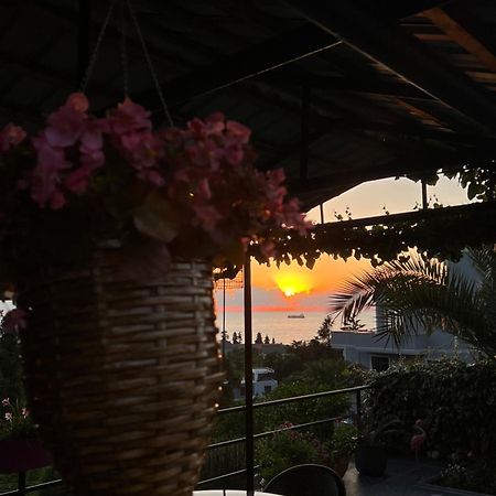 Kemeni Gardens Hotel Batumi Bagian luar foto